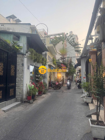 Hẻm xe hơi thông cmt8 3.3 x 12 2 tầng vừa ở vừa kd gấp bán đi định cư.