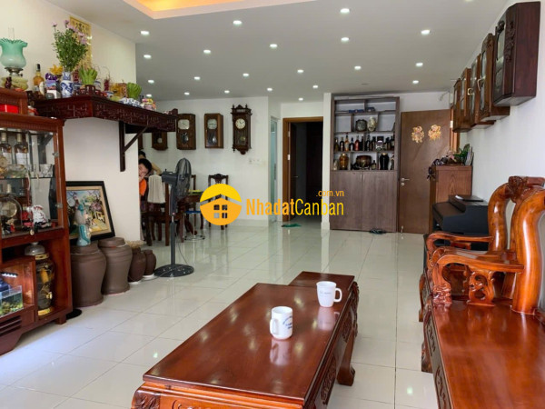 Bán chcc học viện quốc phòng, tây hồ căn góc tầng trung tháp đông 136m 3pn đồ cơ bản có slot ô tô